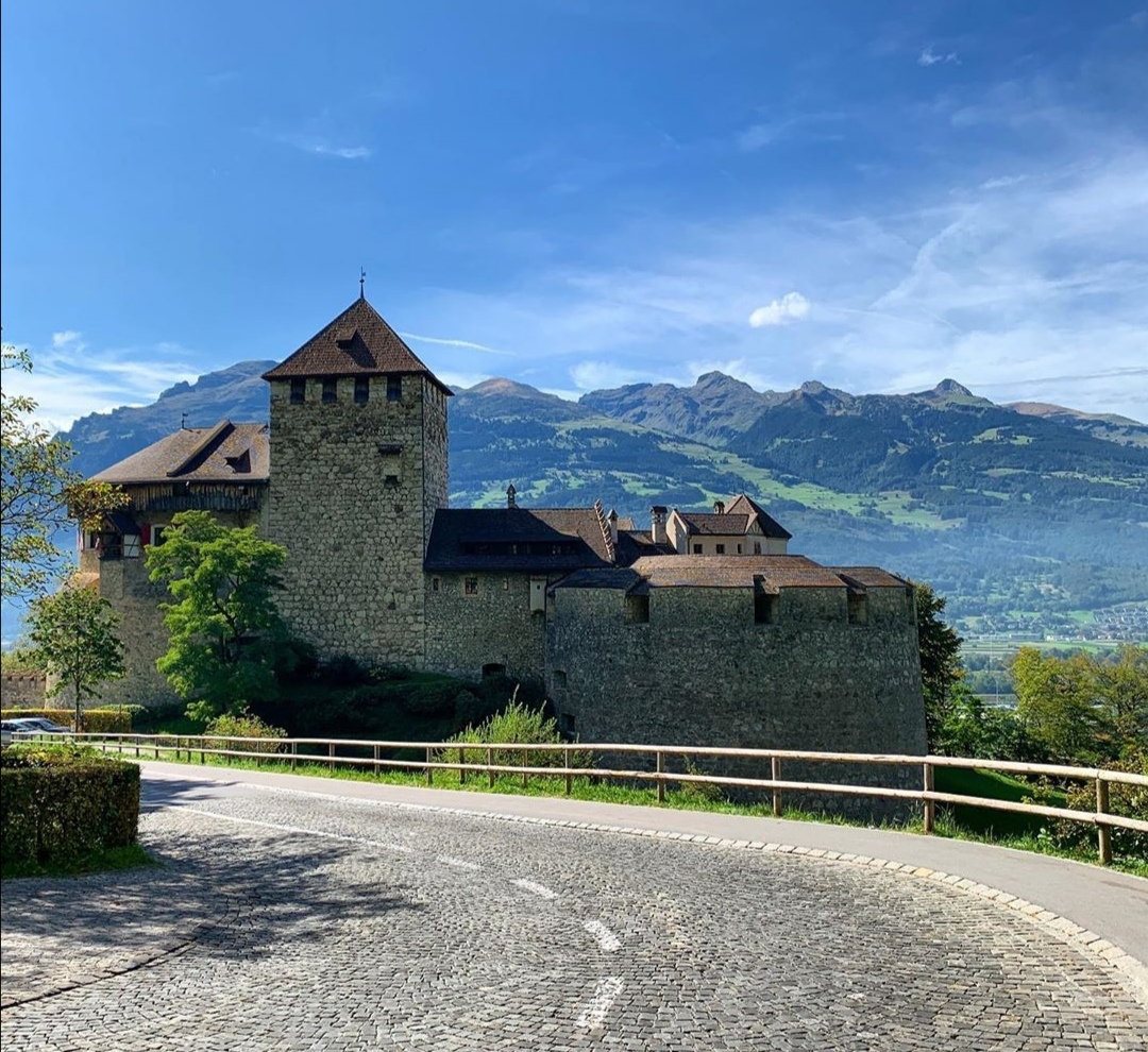 Il Castello di Vaduz dalla curva che lo raggiunge.