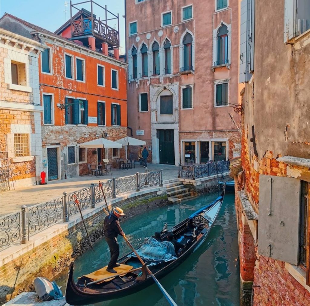 cosa vedere a venezia in 3 giorni. Scorcio suggestivo di Venezia con tipica gondola.