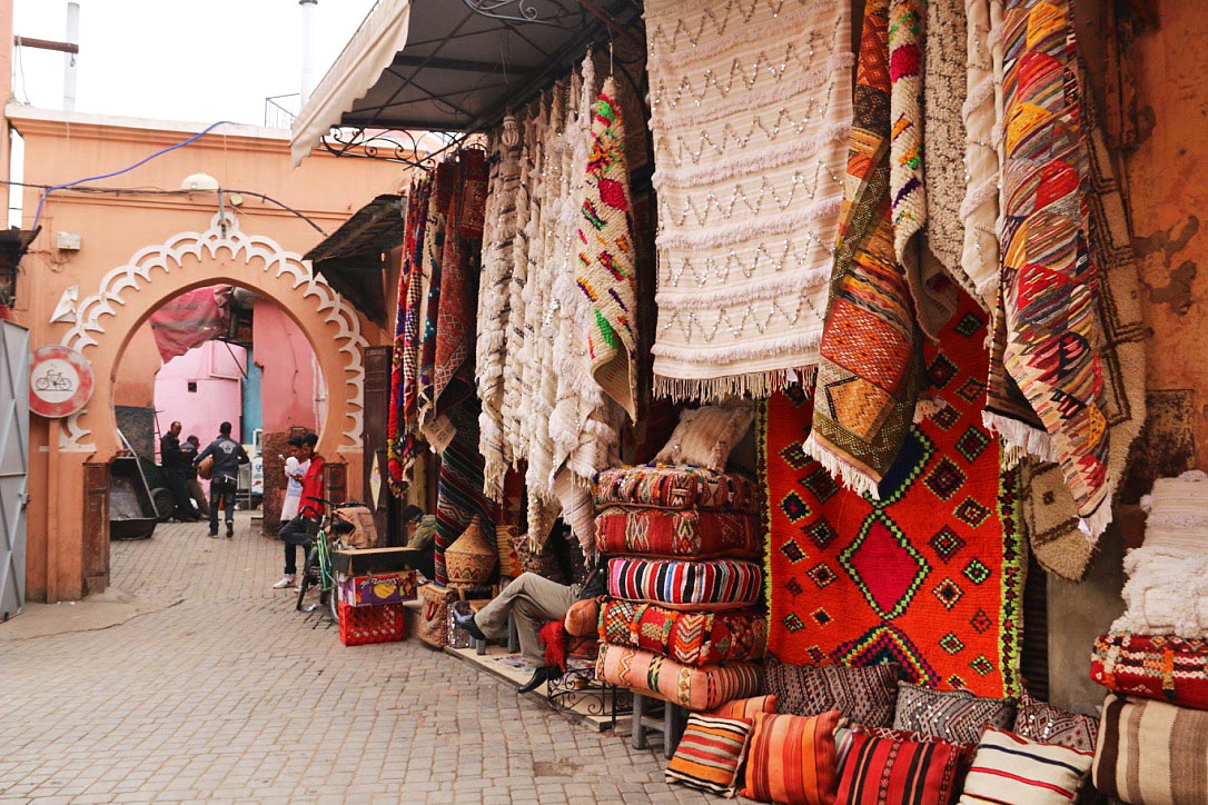 Un negozio di tappeti nel Souk di Marrakech