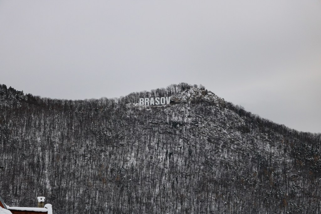 La scritta "Brasov" sulla montagna, in stile Hollywood