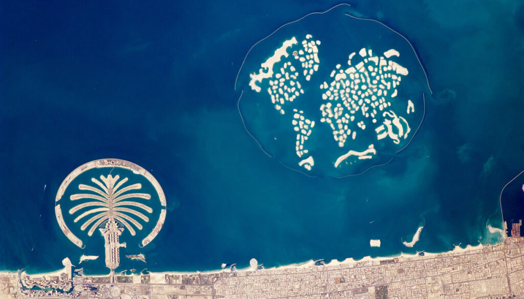 Le Isole del Mondo e Palm Jumeirah. Ottenute dalla distruzione del fondale marino e della sua barriera corallina. Incluse nei motivi per cui non visitare mai Dubai.