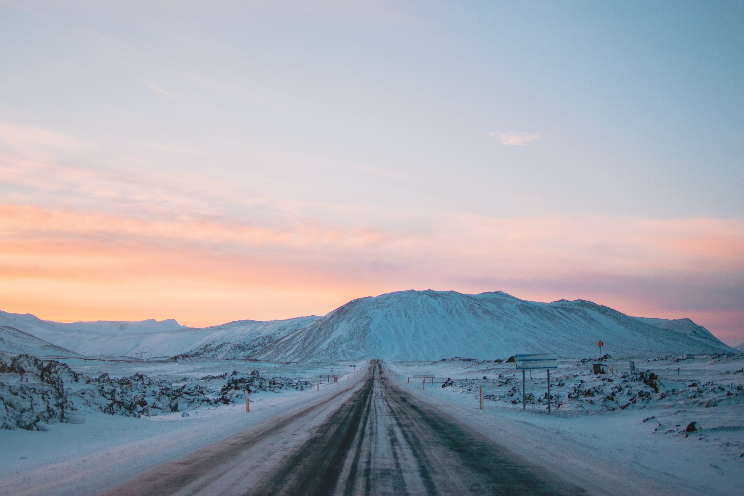 Strada in Islanda in inverno davanti all'alba.