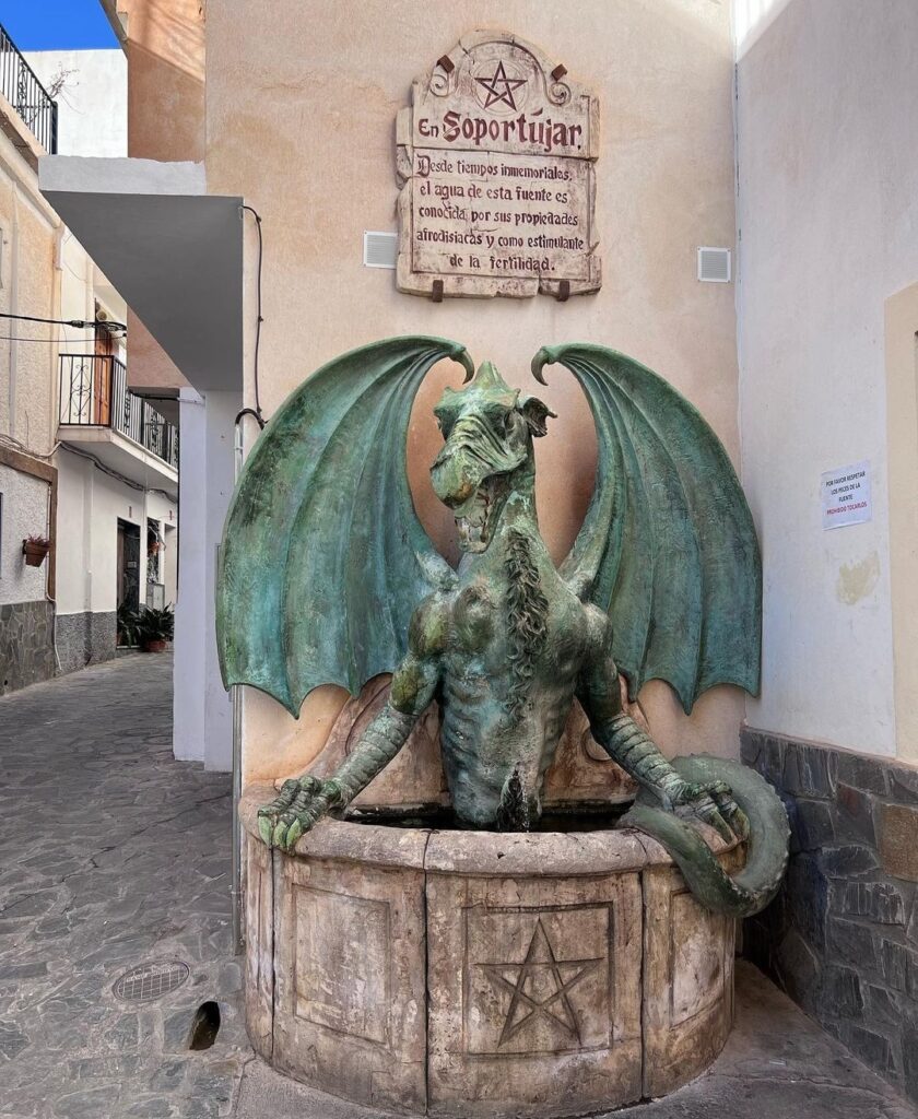 Soportújar nelle Alpujarras: un dragone spunta dalla fontana.