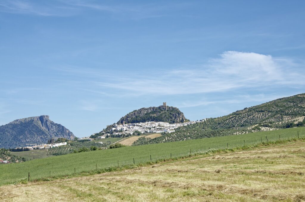 Ruta de los Pueblos Blancos in Andalusia: il profilo di Zahara de la Sierra.