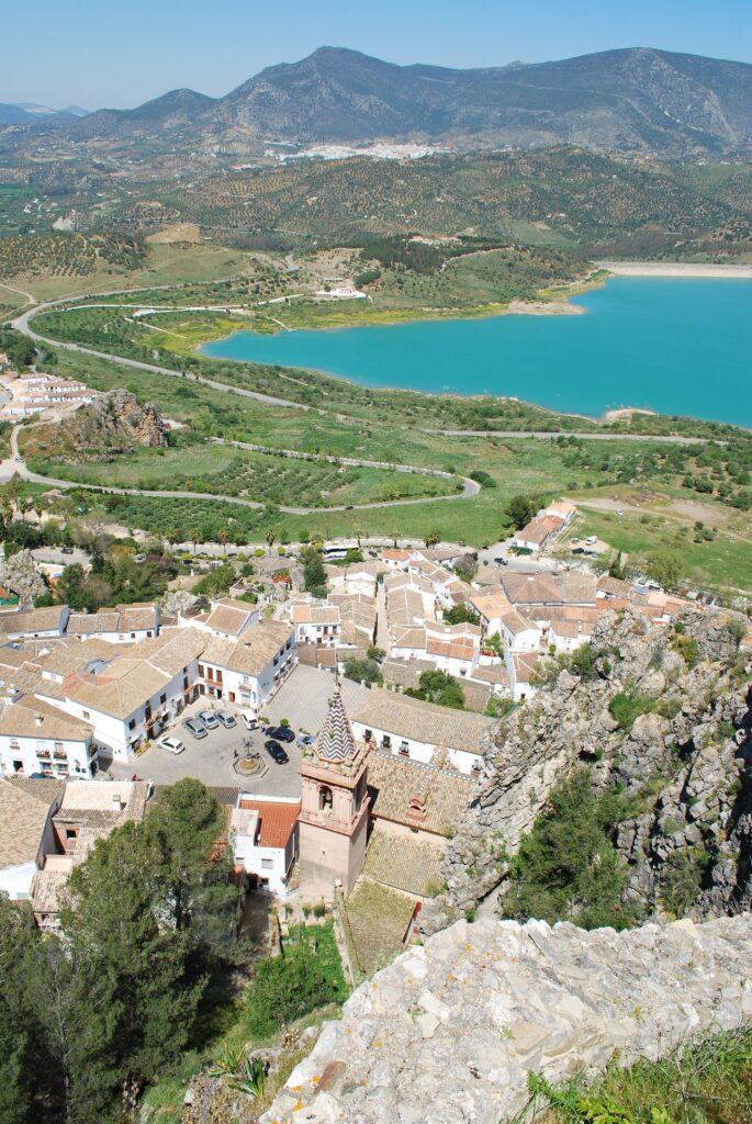Ruta de los Pueblos Blancos in Andalusia: Zahara de la Sierra sopra il suo lago artificiale.
